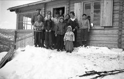 Påsken 1940.  Familien Arentz og venner utenfor
hytta på Lig