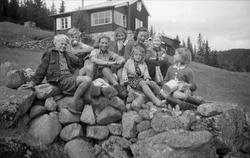 Sommer på Ligardshaug 1944. Fra venstre: Siri Arentz, ukjent