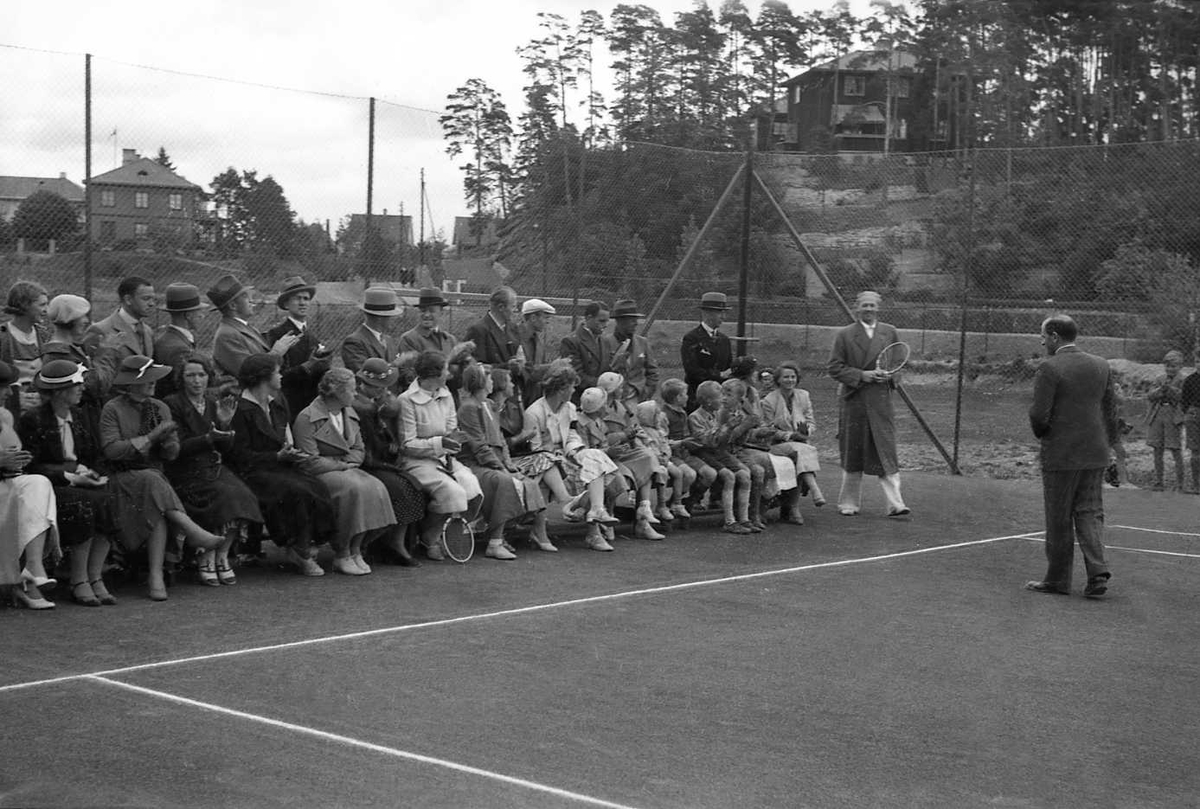 Innvielse av tennisbanene på Bygdøyhus1934. Fritjof Arentz holder tale ved åpningen.