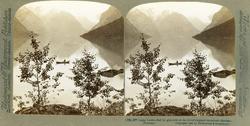 Stereoskopi. Mann i robåt på Lovatnet, Stryn, Sogn og Fjorda