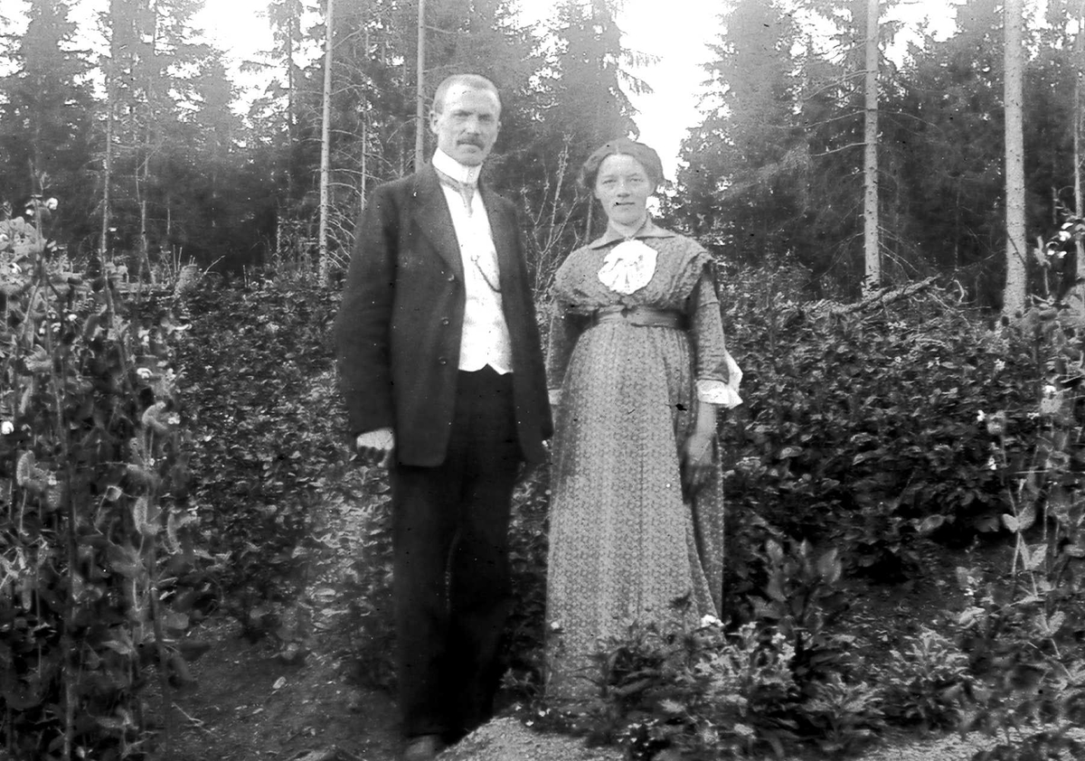 Ektepar - mann med dress og kvinne med lang kjole - på tomta i Ringstadbekkveien.