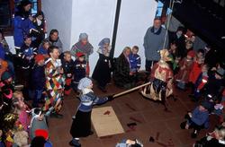 Fastelavnsfeiring på Norsk Folkemuseum. Her fra Hallen i Hov