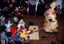 Fastelavnsfeiring på Norsk Folkemuseum. Her fra Hallen i Hov