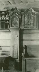 Klokke og hengeskap, Værås, Flesberg, Buskerud. Fotografert 