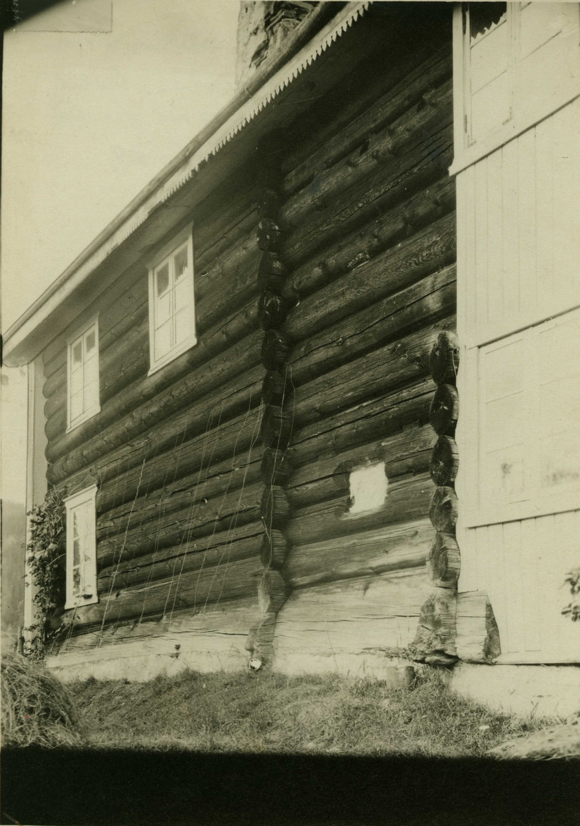 Vestvegg på våningshus fra middelalderen, Mellom Kravik, Nore og Uvdal, Buskerud. Fotografert 1929.
