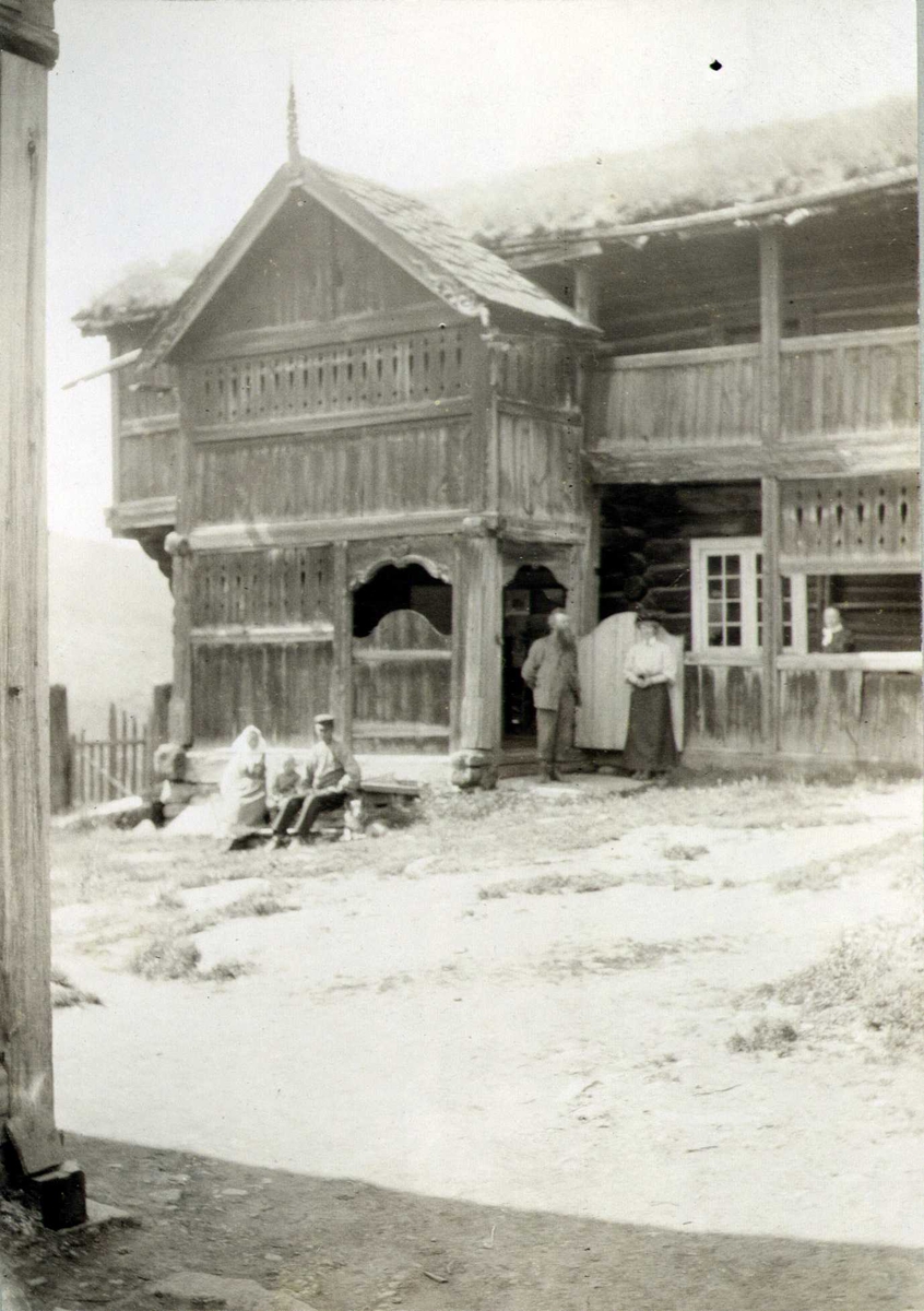 Våningshus, Harildstad, Heidal, Sel, Oppland. Fem voksne og ett barn på gårdstunet. Fotografert 1908.