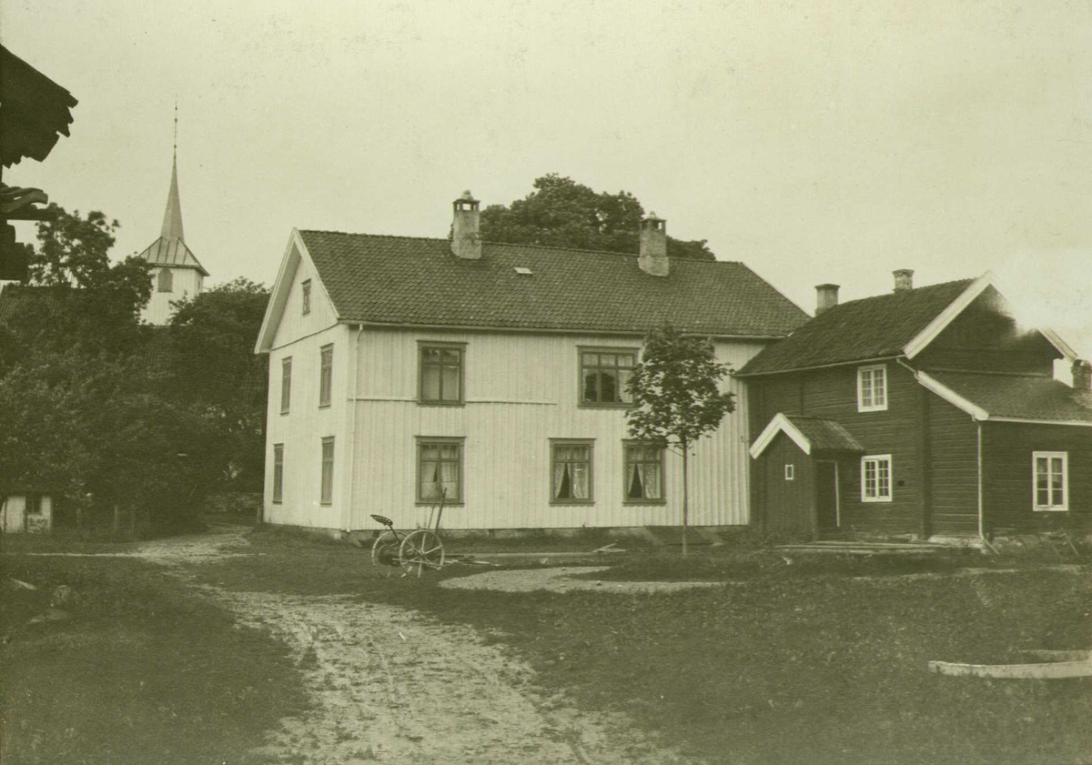 Tunet på Sauherad Prestegård, Sauherad, Telemark. Fotografert 1915. 