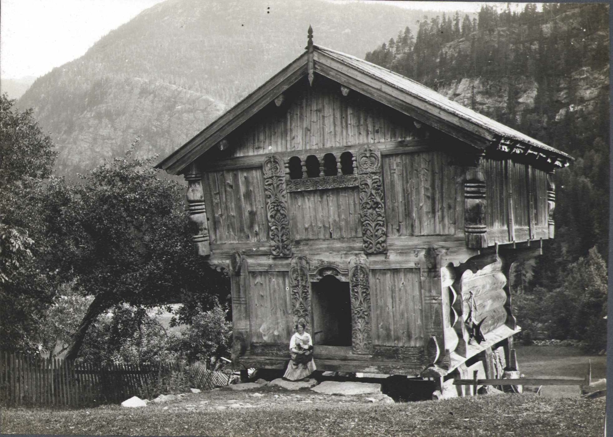 Stabbur, Kleiven, Dyrlandsdalen, Seljord, Telemark. Fotografert 1913.