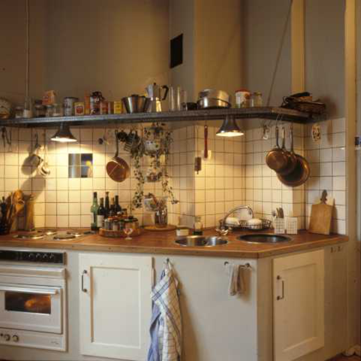 Kjøkkenet i hjørneleiligheten i 2. etg. i Wessels gate 15, Oslo, 1984