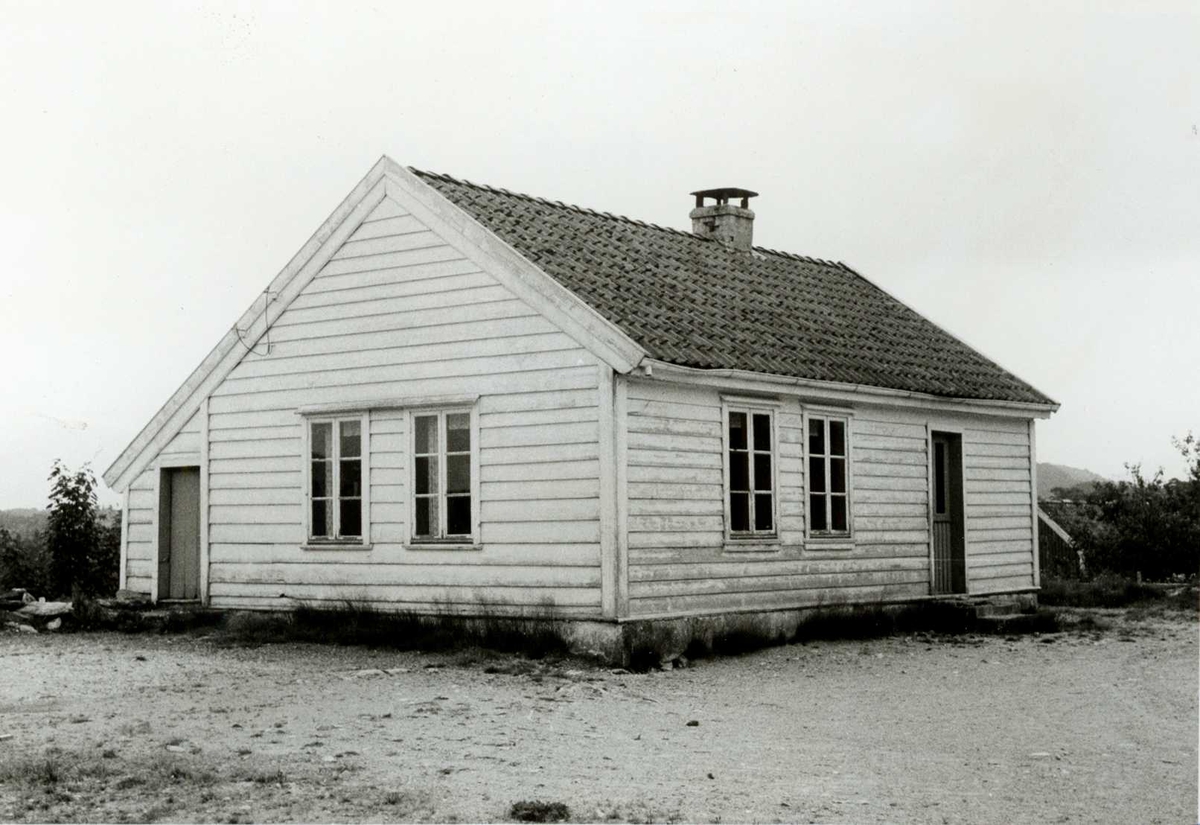 Natås, Lindås, Hordaland. Lite hvitt skolehus, sett fra gårdsplassen. Bygget i 1867. Nå på Norsk Folkemuseum. Registrering utført 1958-59 av Johan Schiong for Noregs Lærarlag. 