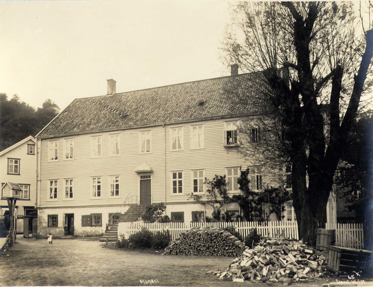 Bygård med telegrafkontor, Mandal, Vest-Agder. Fotografert 1912. 