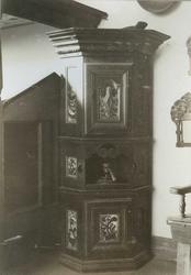 Hjørneskap, Bergen Museum, Bergen, Hordaland.