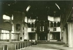 Interiør med alter og prekestol, Røros kirke, Røros, Sør-Trø