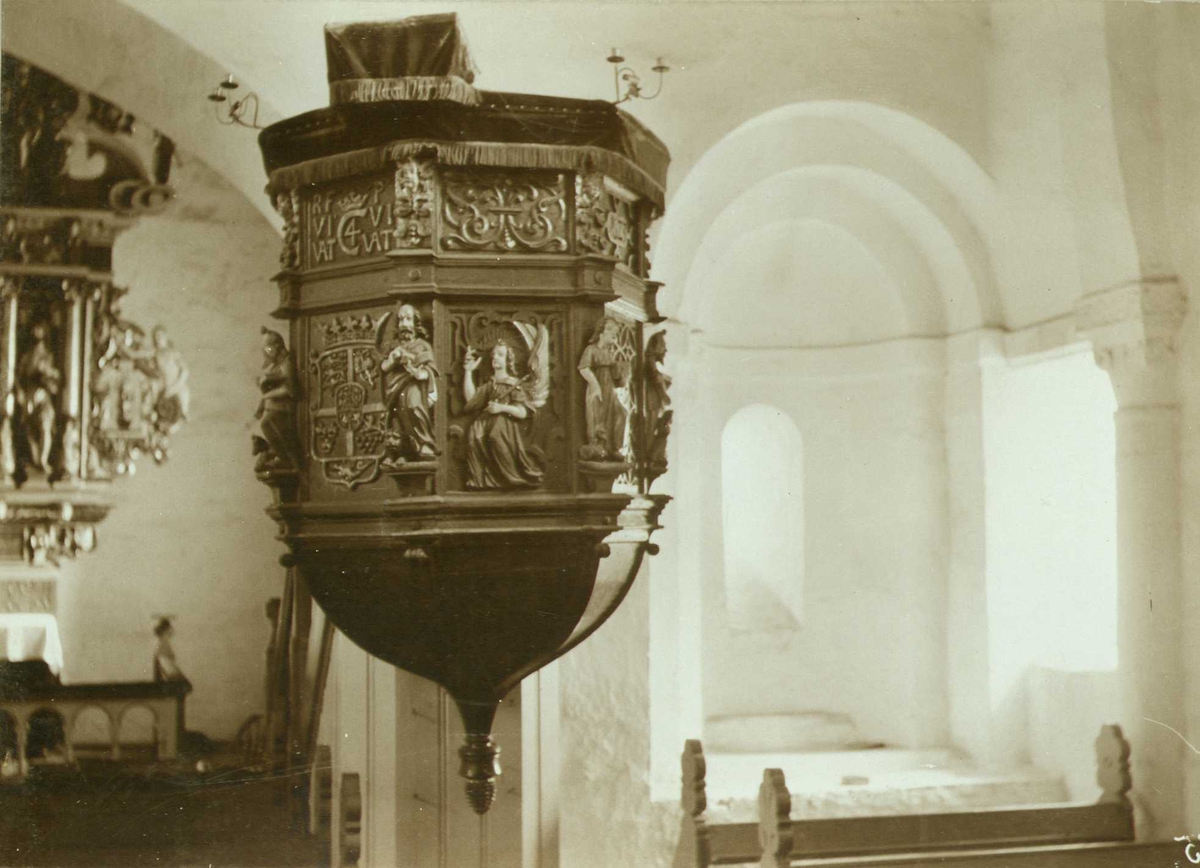 Prekestol og søndre alternisje, Værnes kirke, Stjørdal,  Nord-Trøndelag. Fotografert 1905.