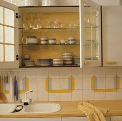 Kjøkkenbenk og overskap på kjøkken i nybygget boligblokk. Il