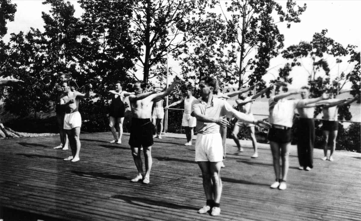 Fellesgymnastikk på Dansegulvet på Oslo Godtemplarungdomslags feriehjem Kirkevik, ca 1945