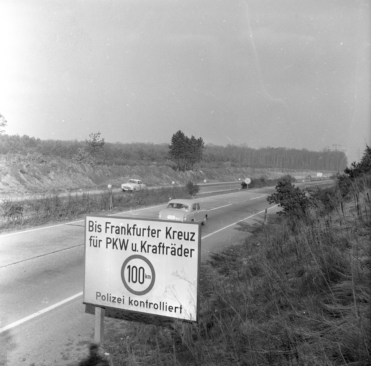 Trafikkskilt på Autobanen, Tyskland. Fotografert 1966.