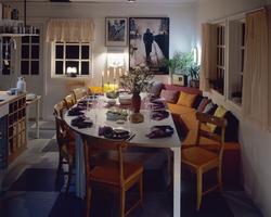 Spisebord dekket på til ti personer. llustrasjonbilde fra Bo