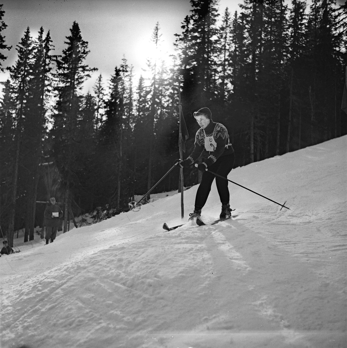 Alpinisten Inger Bjørnbakken i Holmenkollen, Oslo. Fotografert 1955 ...