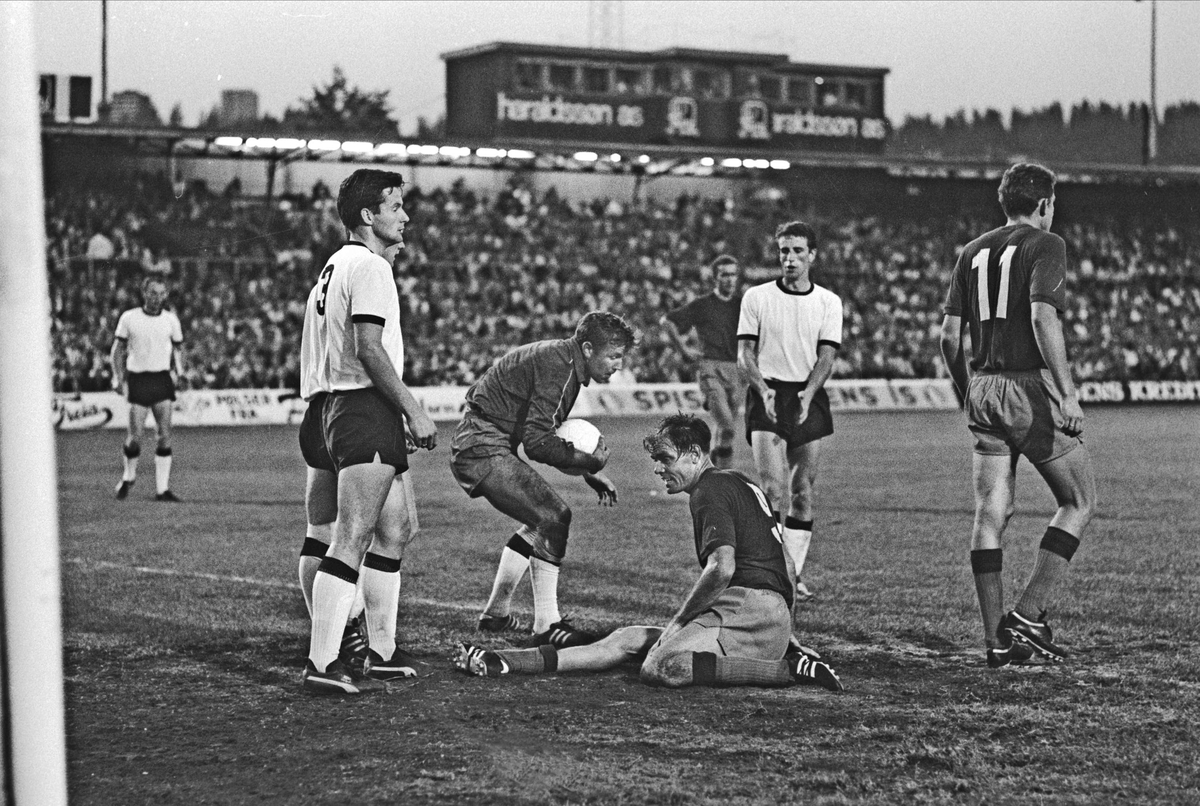 Serie. Fotballkamp mellom Skeid og Rosenborg på Ullevål stadion, Oslo. Fotografert 20. aug. 1969.