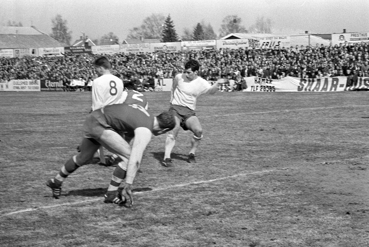 Serie. Fotballkamp mellom HamKam og Fredrikstad. Fotografert 2. mai  1970.