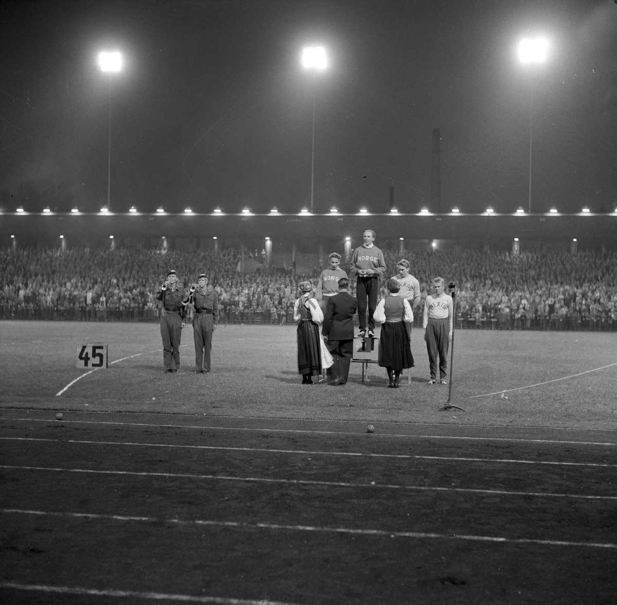 Serie. Sport. Friidrett. Landskamp Norge-Sverige..
Fotografert 1954. 
