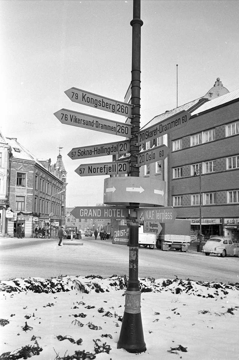 Serie. Hønefoss sentrum og jernbanebru over elv, Ringerike, Buskerud. Fotografert 5. des. 1964.