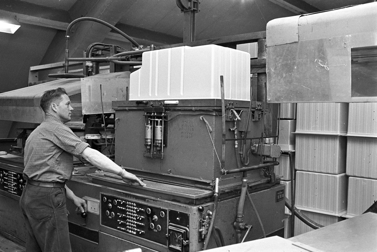 Serie. Produksjon av kjøleskap hos KPS i Sarpsborg. Fotografert 8. april 1967.