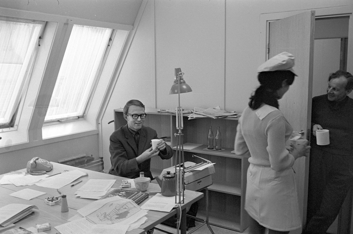 Serie. Tystad i Dagbladet får servert melk av Frøken Norge. Fotografert juni 1968.