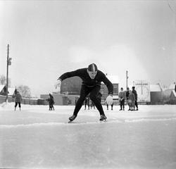 Hamar, 30.12.1956, Kees Broekman trener på skøyter.