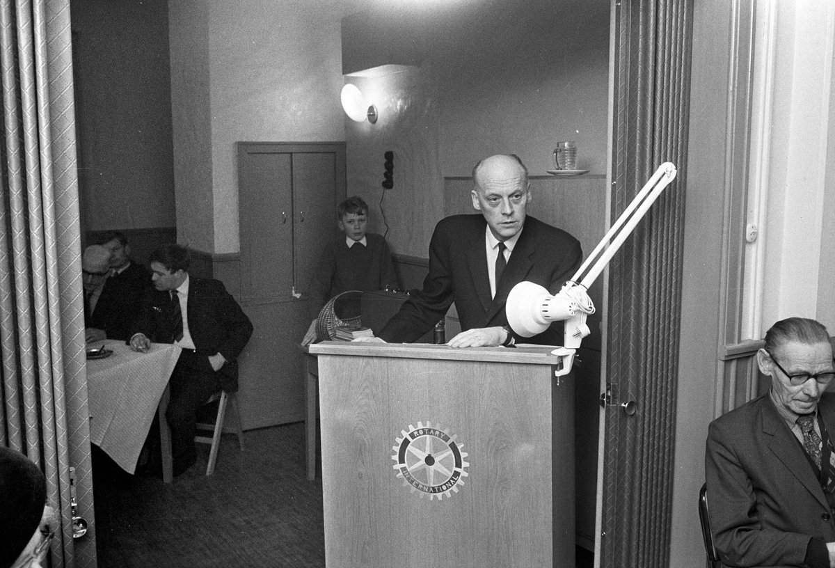 Serie. Partiet Venstre holder møte i Drammen. På talerstolen Gunnar Garbo. Fotografert 1966.