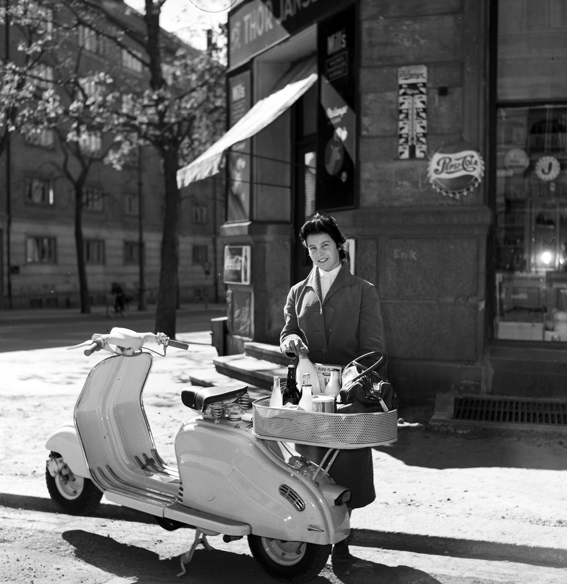 Serie. Praktisk varetransport. Lambretta varebil på tre hjul samt scooter med stort bagasjebrett. Fotografert mai 1958.

