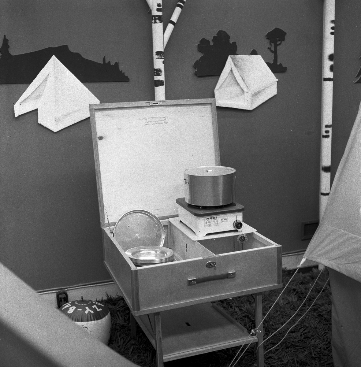 Serie. Campingutstyr til salgs. Fotografert juli 1957.
