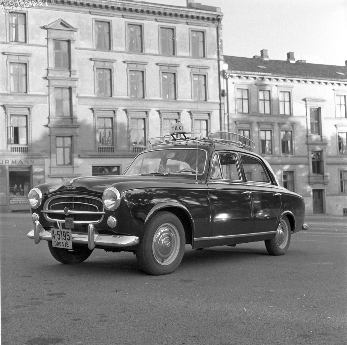 Serie. Taxi (Peugeot 403) kjørt av sjåfør Rusten. Fotografert juni 1959.