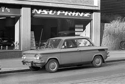 Serie. NSU Prinz 1000, bilinteriør og NSU Prinz butikk. Foto