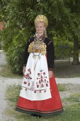 En serie bilder av kvinne i brudedrakt fra Telemark.