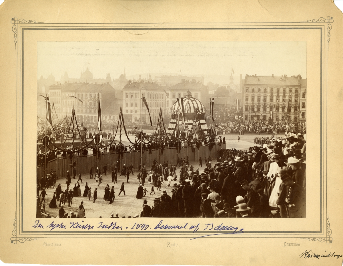 Fra keiser Wilhelms besøk i Kristiania i 1890. Velkomstpaviljong ved ankomsten på Honnørbrygga. Publikum og tilskuere blant girlander og flagg.