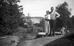 Presteparet Jofrid og Johannes Smidt fotografert på Storøya 