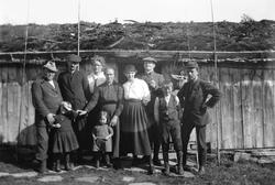 Gruppe av kvinner, menn og barn samlet på Trøan ved Røros. F