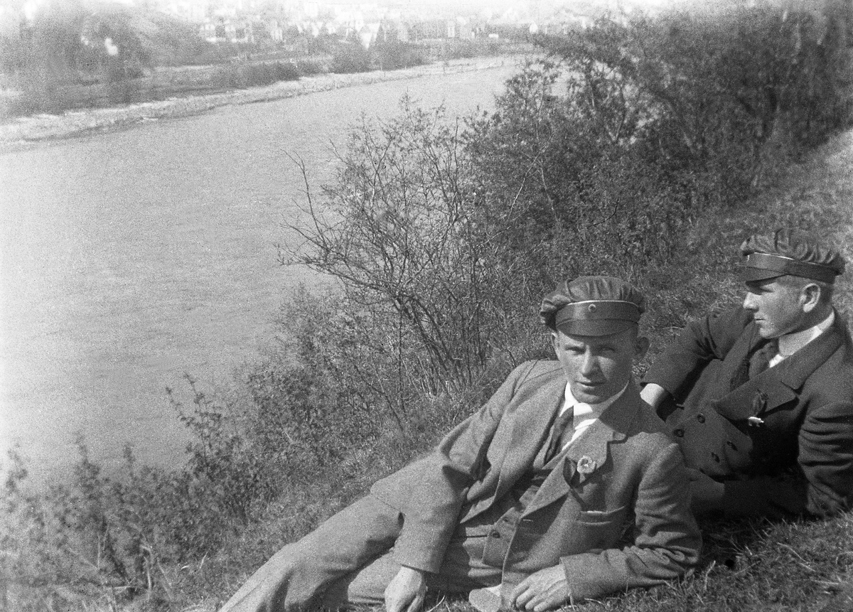 Alf Klemetsen og Johan Richter som russ i 1919.