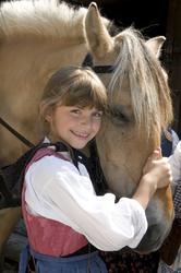 Barn i ferieskolen sammen med hesten Thordis.
Ferieskolen uk