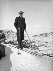 Harald Kruge på ski med ny skidrakt i påskefjellt. Fotografe