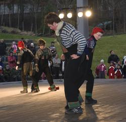 Dansere fra Norsk Folkemuseums dansegruppe på Friluftsscenen