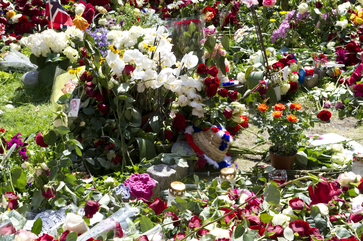 Ved Oslo domkirke. Blomster og kondolanser lagt ned i Oslo sentrum i forbindelse med ettårsdagen for terrorhandlingene i Oslo og på Utøya. 