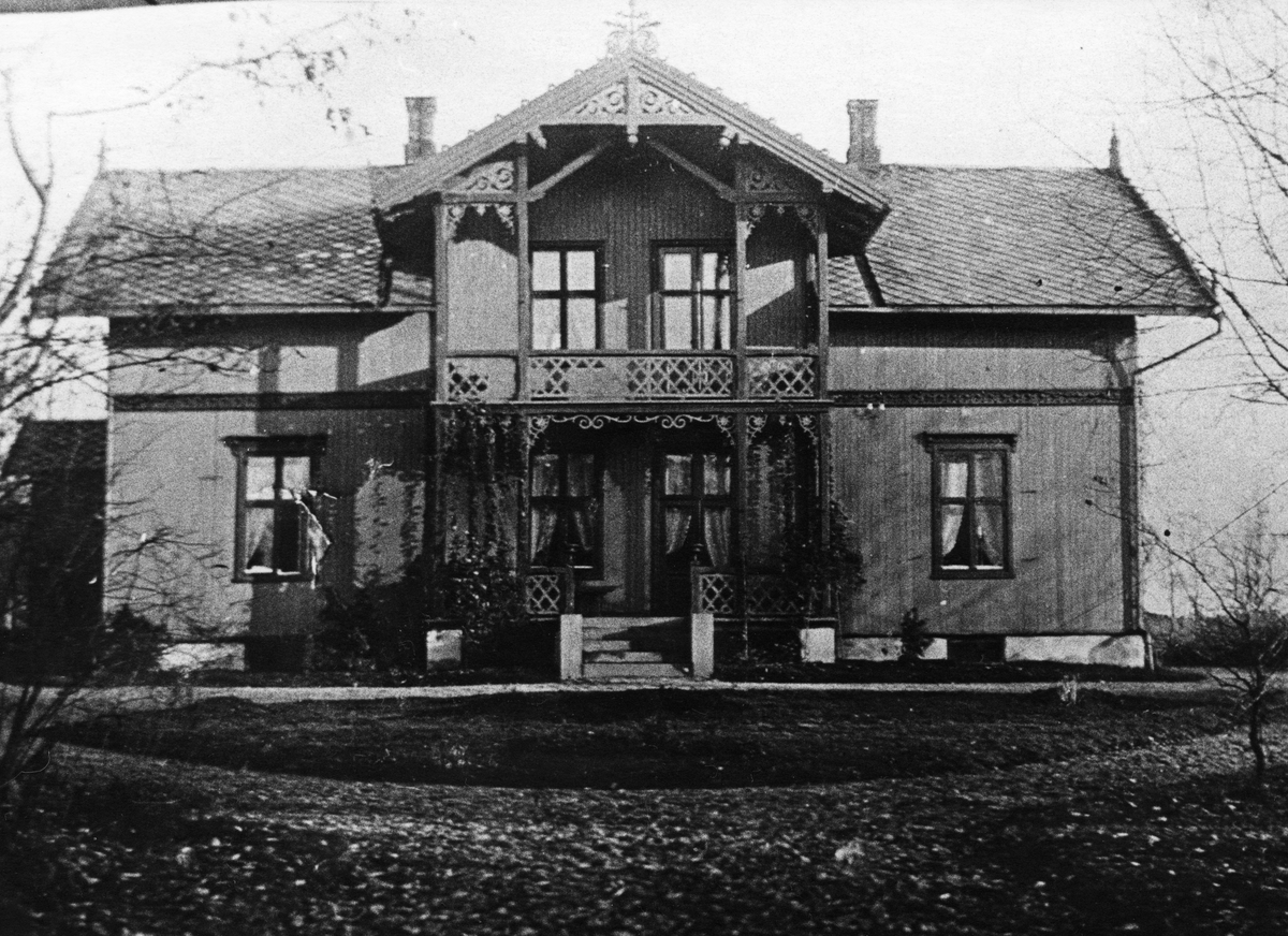 Påskrift fra bakside foto: "Tiedemanns disponentbolig i Charlottenberg byggd i 1890-årene. Mens vi bodde der ble den påbyggd 1904. Disponent Adolf Olsen bodde der först senere Henrik Gomitza til 1903."