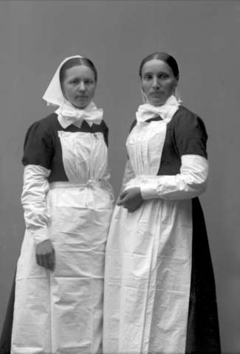 Gruppeportrett, to sykesøstre.