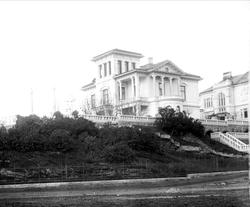 To store hus og hageanlegg.