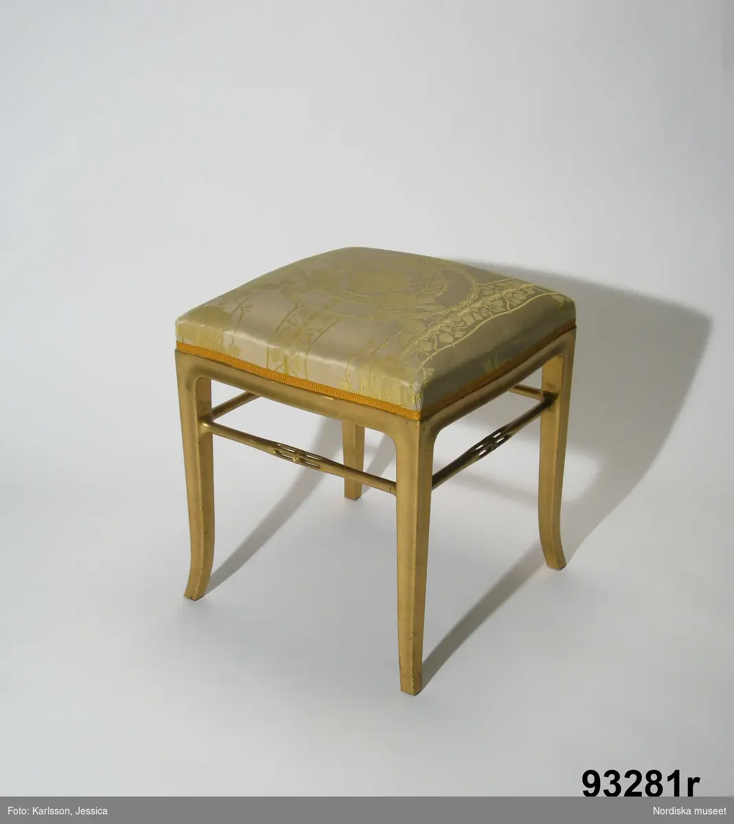 Huvudliggaren:
"Möbel, 24 pjäser, utf. efter ritning av arkitekten F.[Ferdinand] Boberg för utställningen i Paris 1900. a-b två bord, c en soffa, d-k åtta länstolar, l-q sex små stolar, r-u fyra taburetter, v ett skåp, w en svänghylla och x en spegel. 
Ink. 19/7 1902 Holmberg, J. E, herr, Sthlm." 