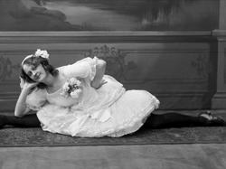 Portrett, ung pike i kostyme, Miss Mona.