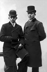 Gruppeportrett, to unge herrer, frakk, hansker, flosshatt og